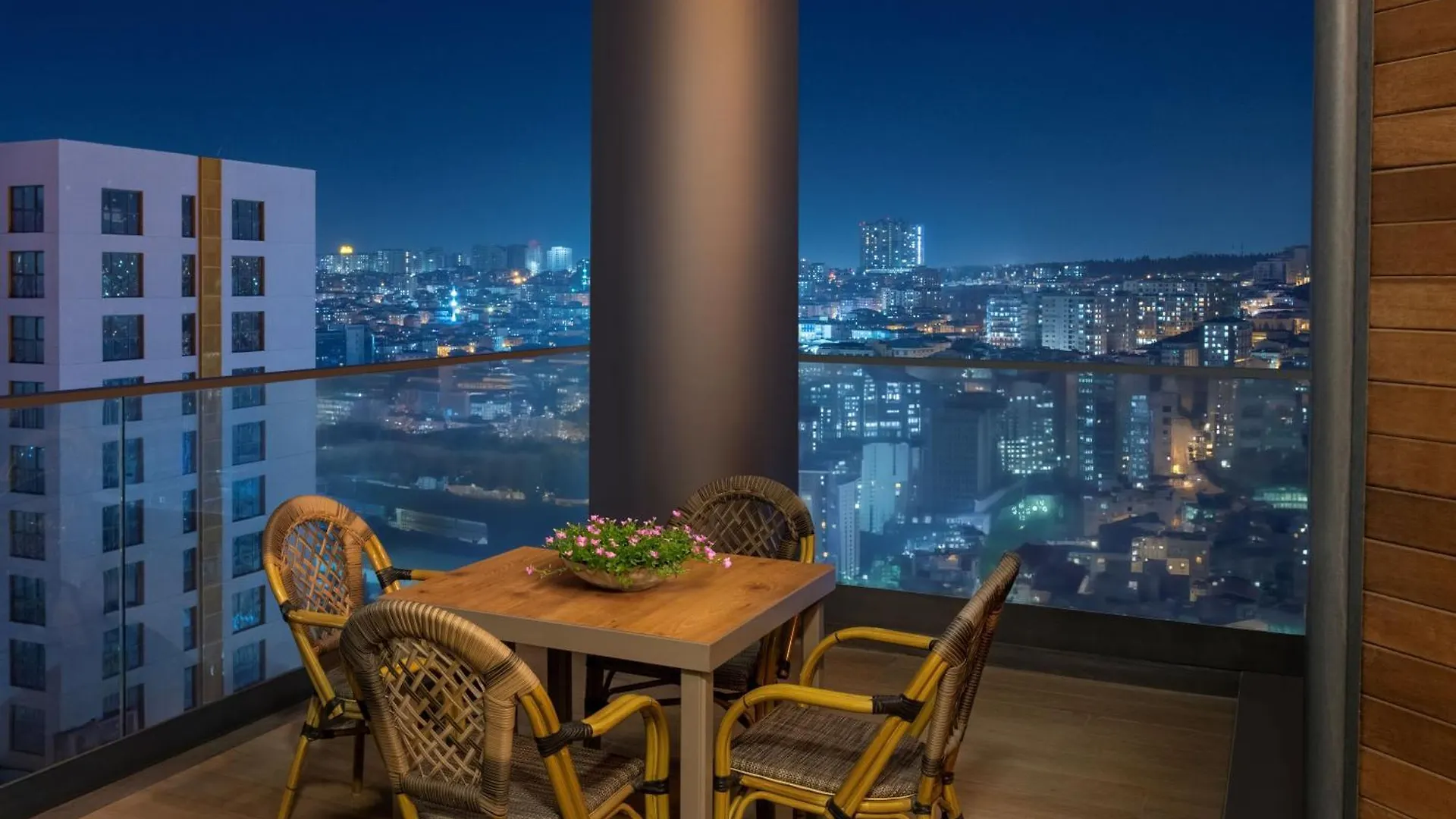 Hotel Movenpick Living Istanbul West 5*,